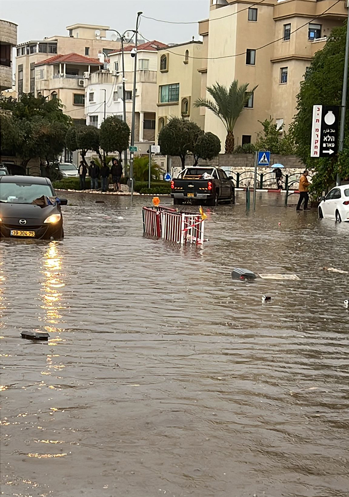 مياه الامطار تغرق منطقة مسجد الروضة في جلجولية